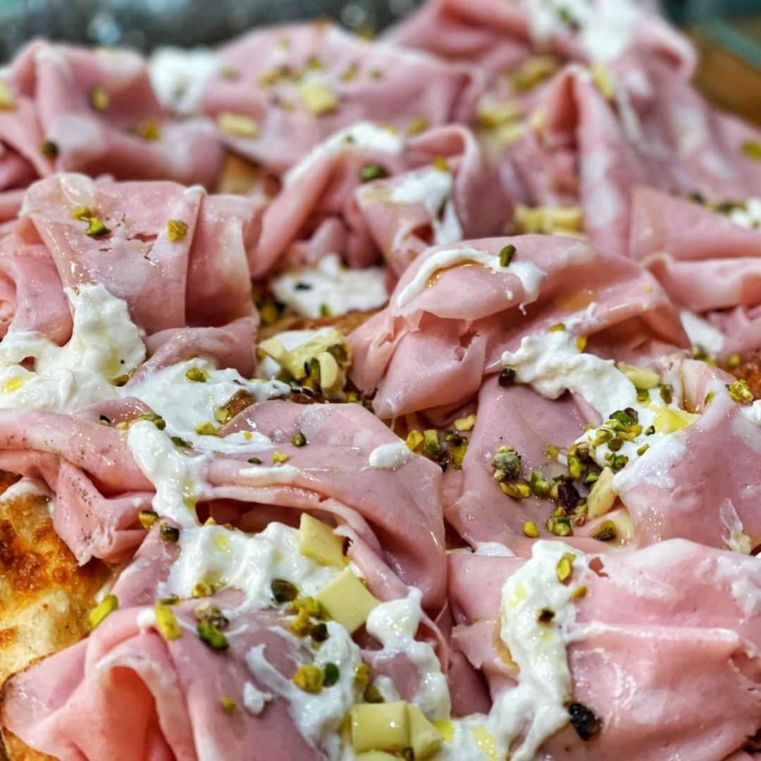 Pizza mortadella pistacchio burrata e cioccolato bianco